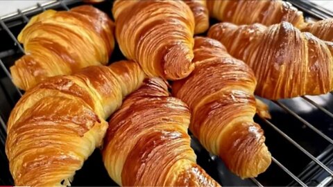 Try this method & you'll be addicted to making at home .croissants ❤️. Simple & easy 🥰🥰