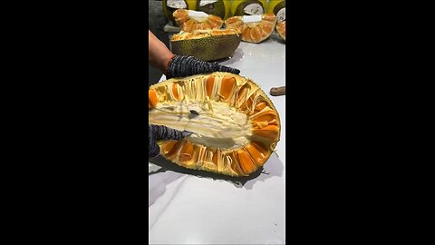 Peeling a jackfruit 😍
