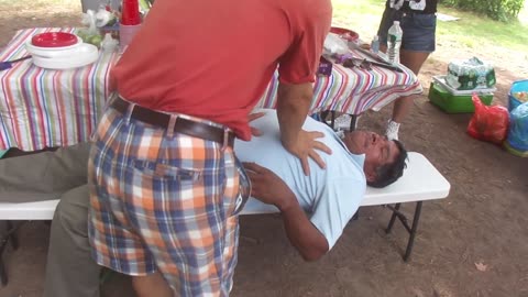 Luodong Briefly Massages Elderly Gentleman At The Picnic