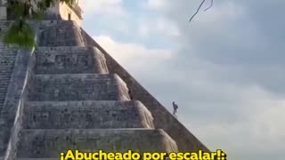 Turista alemán abucheado por escalar pirámide sagrada en México