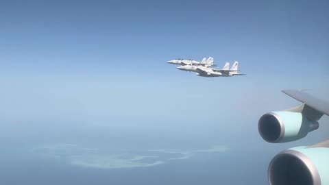 Tổng thống Trump đang nhìn ra ngoài cửa sổ trên chiếc Air Force One khi tiến vào không phận Qatar