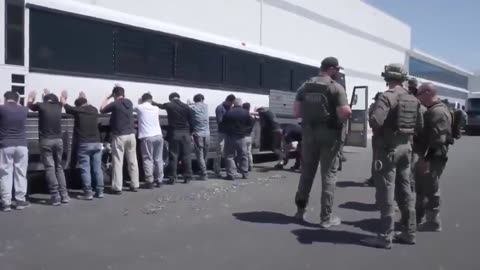 BREAKING⛔️FEDERAL AGENTS STORMING A HYUNDAI SITE IN GEORGIA ROUNDING HUNDREDS OF ILLEGALS UP!