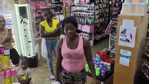 niglet steals from store and sheboon mammy chimpsout on clerk