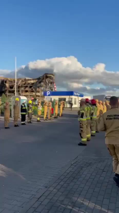 Ciało druha Krystiana Dułaka z OSP Sierakowice opuściło miejsce pożaru hali w Kawlach.