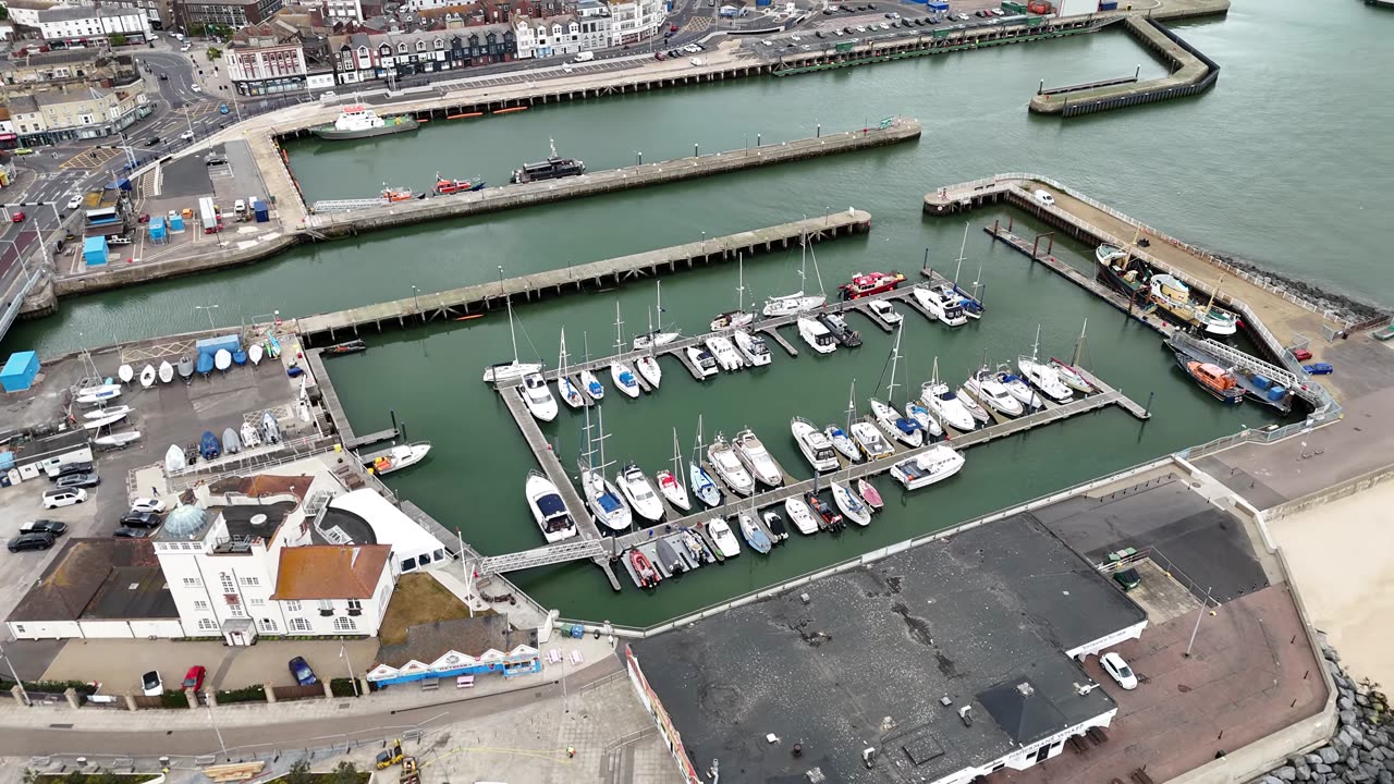 DJI Mini 4 pro drone, Quick up and down at Lowestoft Suffolk due to wind