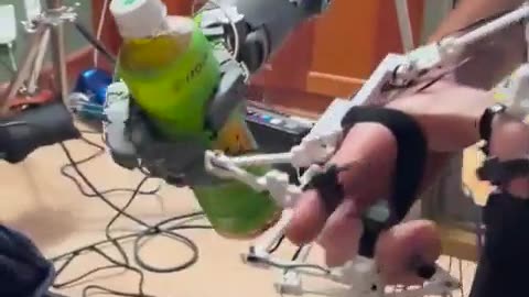 🤯✨ Control a Robot Arm Remotely with Hand Tracking! | FeedMyCuriosity