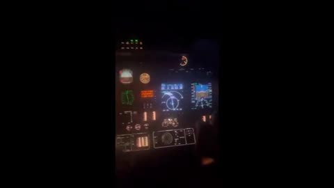 Charlie Kirk et les pilotes ont été témoins d'OVNI invisibles au radar, estimés à 100 000 pieds
