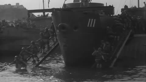 ARMY NURSES & TROOPS ARRIVE, NAPLES - ARMY NURSES & TROOPS ARRIVE, NAPLES - 428-npc-4933