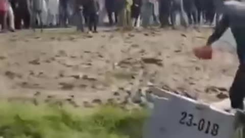 🇵🇰 Meanwhile, in Pakistan, locals have "attacked" a downed Indian kamikaze