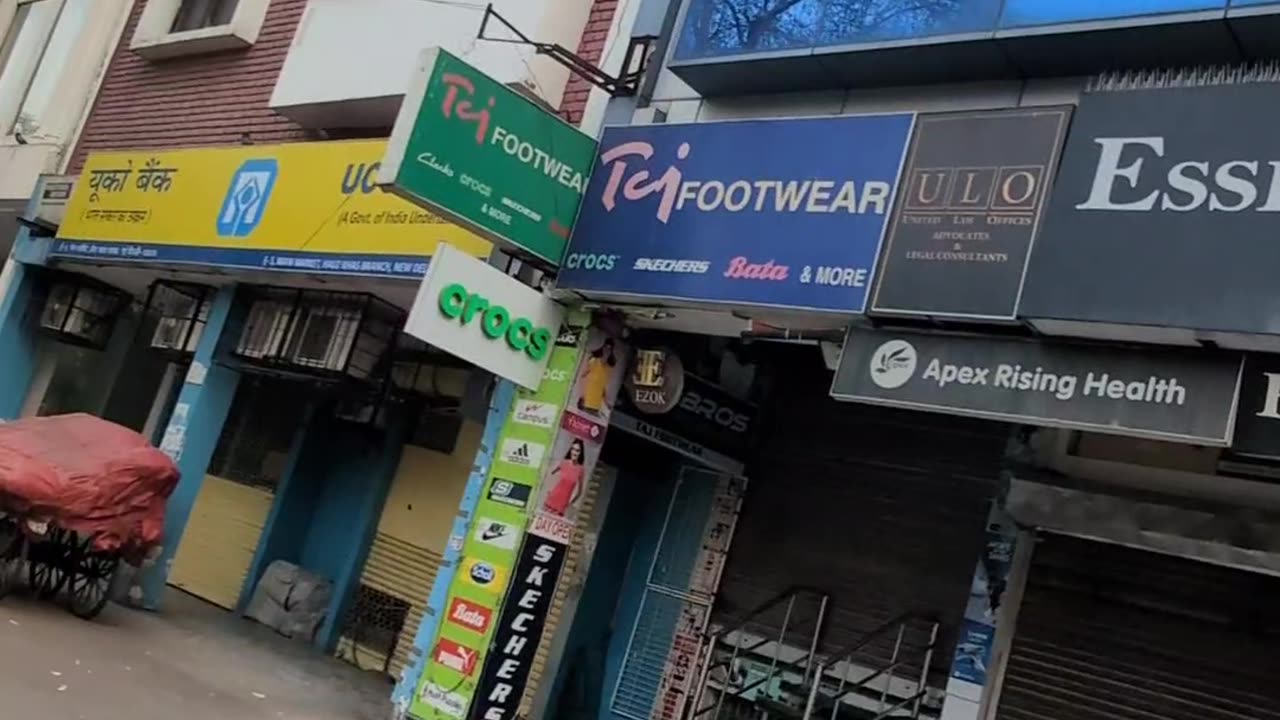 6am Hauz Khas market area
