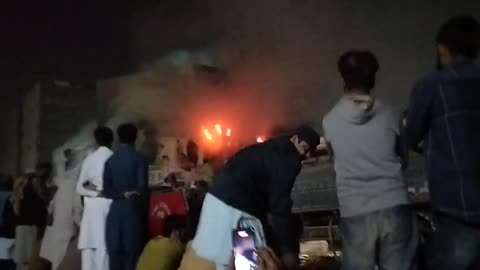 خوفناک آگ لگنے کے بعد پلازا کے اندر کے ابتدائی مناظر