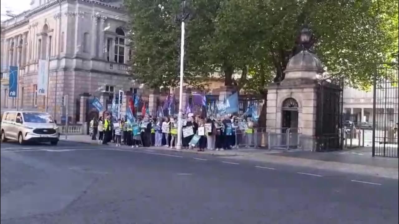 School Secretaries & Caretakers Demand Pension Parity