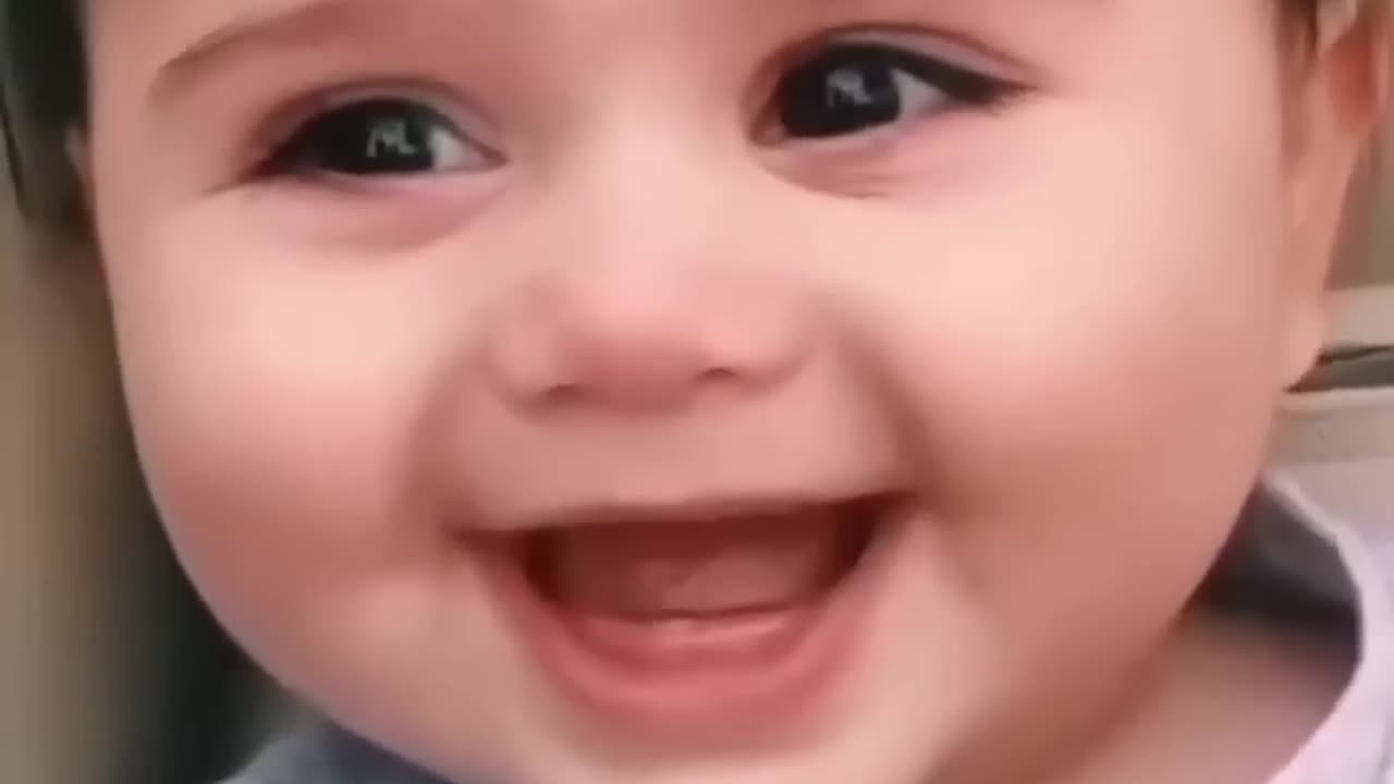 "Smiling Baby Cat Just Melted the Internet 😻😂"