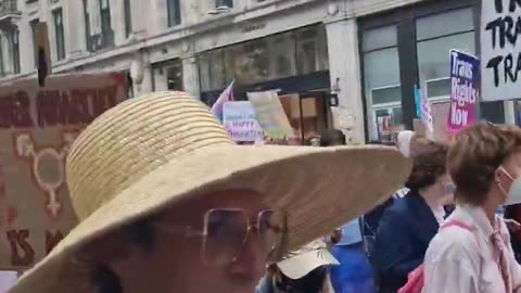 🇬🇧 Meanwhile in London over the weekend. Not a single sane person in sight.