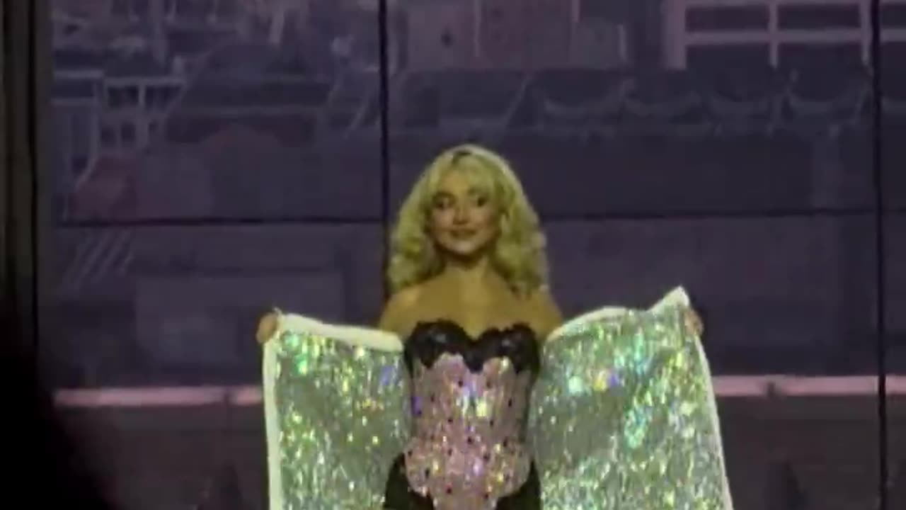 Sabrina Carpenter is on stage in a PINK & BLACK outfit for the second night of Paris Short n' Sweet