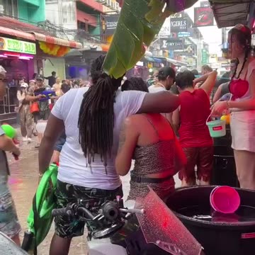 She tied that man shoes… I’m about to cry 😅🥲 American women are cooked..