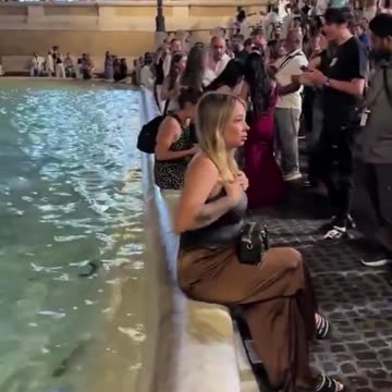 Argentine Tourist Ejected for Violating Rules at the Trevi Fountain
