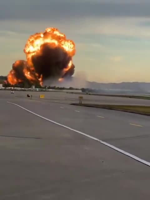 🚨Shocking footage from Louisville Airport shows UPS Flight 2976 erupting in flames after takeoff