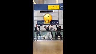 Transeúnte 'se cuela' en una coreografía espontánea de aeropuerto