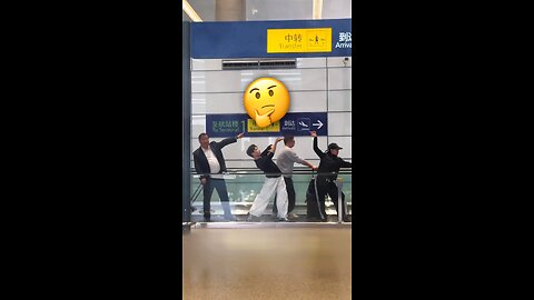 Transeúnte 'se cuela' en una coreografía espontánea de aeropuerto