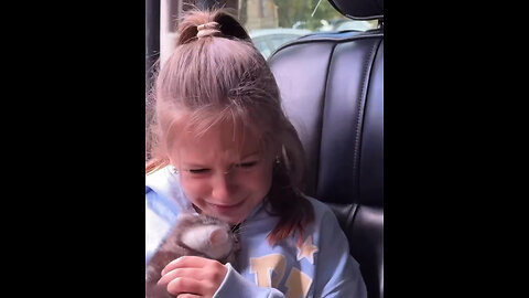 Reacción conmovedora de una niña al recibir a un gatito
