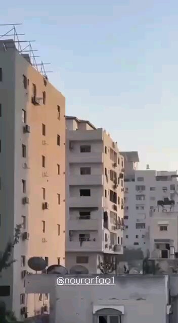 This is what the moment looked like when Burj Al-Ru'aya in Gaza City, which the IDF attacked, fell