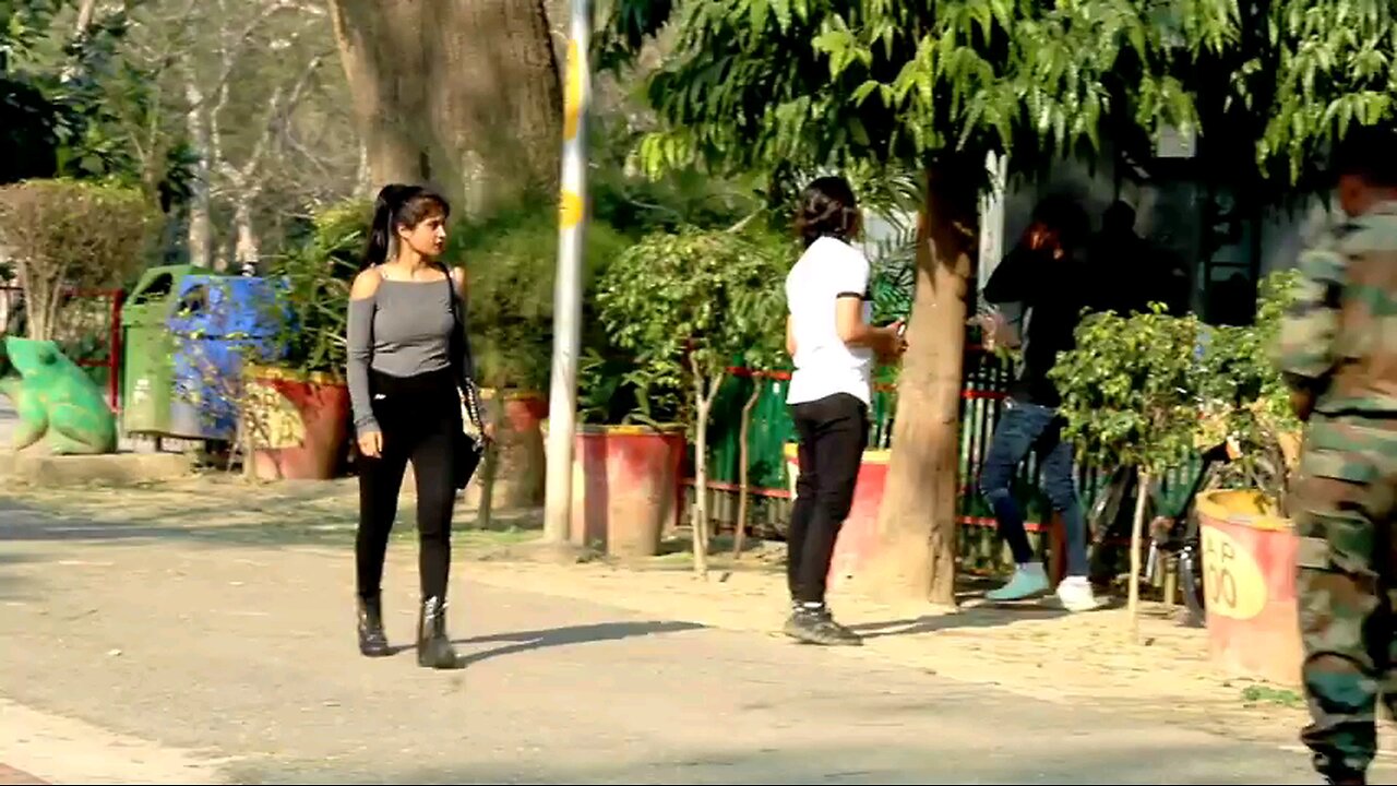 AN INJURED SOLDIER PEOPLE HELP OR NOT || A SOCIAL EXPERIMENT || ARMY PRANK IN INDIA Diary of vipin ♥