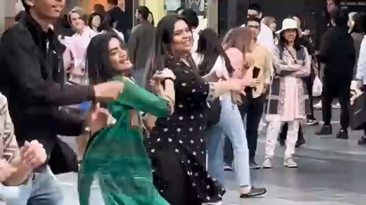 Indian_Garba_Flashmob_in_Adelaide,_Australia_😍