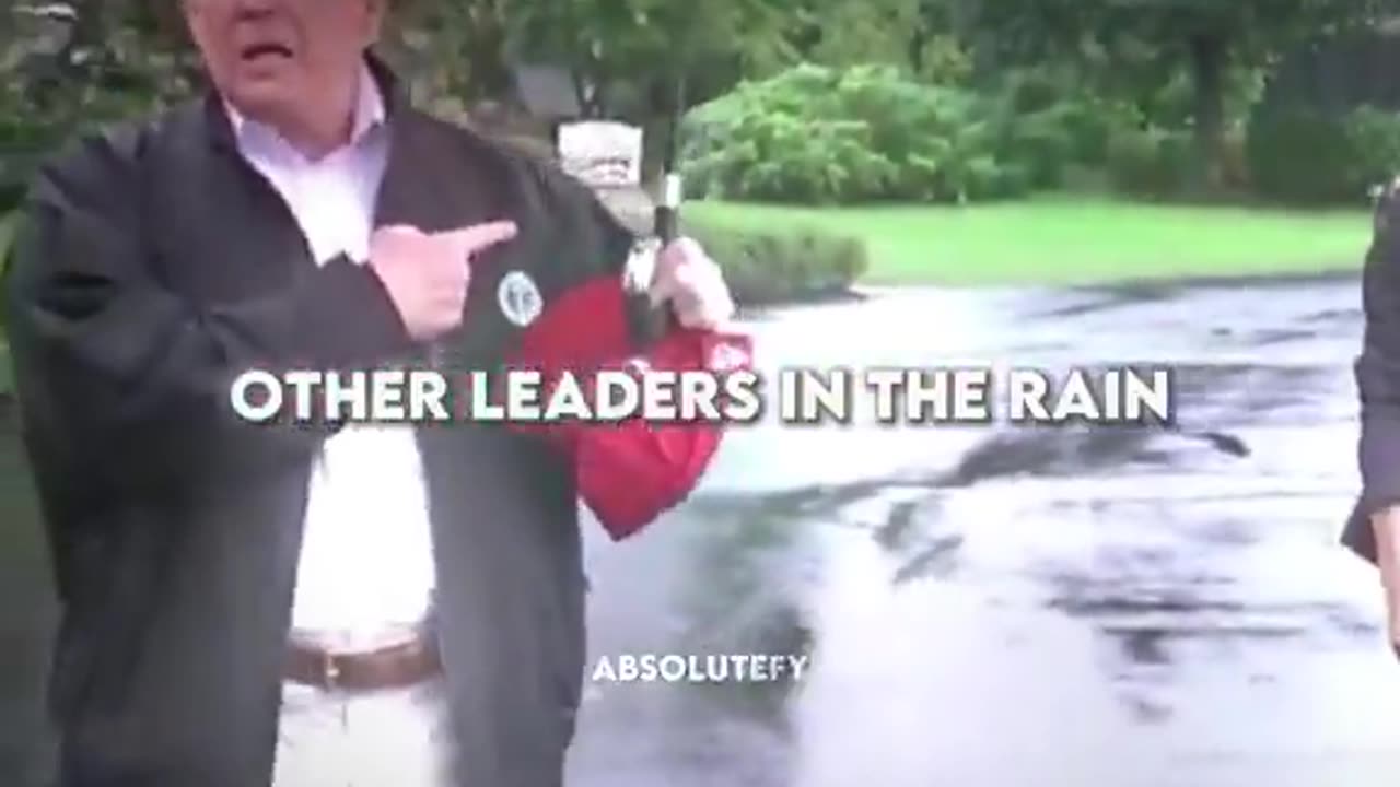 Other leaders in the rain. Putin 💪🏼 stands firm