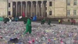 Recicladores cubren la plaza de Bolívar en Bogotá para exigir apoyo estatal