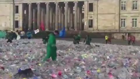 Recicladores cubren la plaza de Bolívar en Bogotá para exigir apoyo estatal