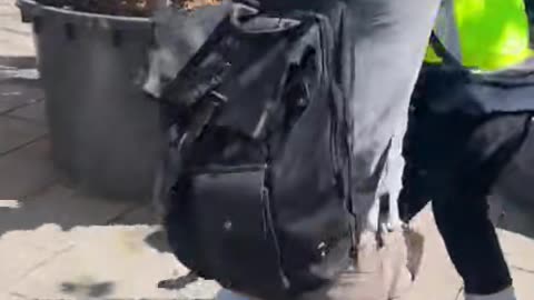 Chinese tourist deals with pickpocket in Barcelona, 29.04.2025
