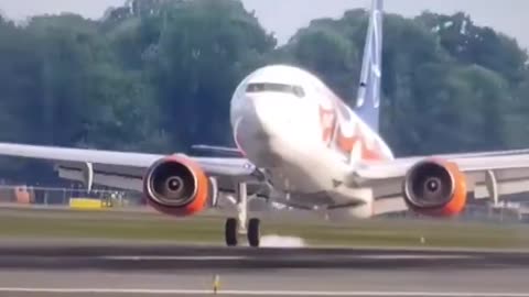 Polish Pilot lands on one wheel with Boeing 737! 🙏RESPECT 🌟