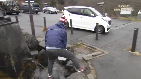 ドキュメント72時間 冬の長野 峠の水くみ場で