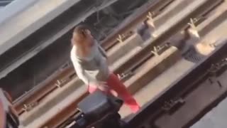 Mujer casi es arrollada por un tren