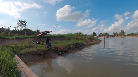 Köder am Ufer Ein Tag am Fluss