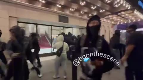 LA RIOTS - Downtown Apple Stored Robbed