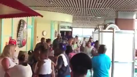 Wypipo Cruises Be Needin' SEEZNIN!