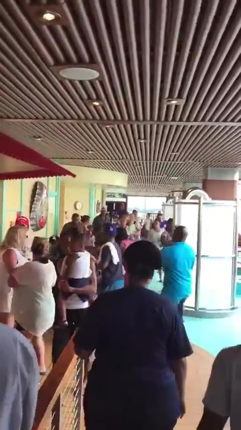 Wypipo Cruises Be Needin' SEEZNIN!