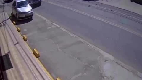 CNG लेकर जा रहा टैंकर पलटा, जोरदार ब्लास्ट से मची दहशत! 💥🚛#video #shorts #news