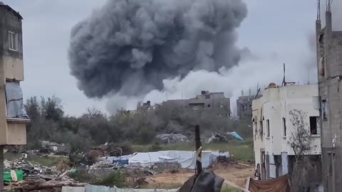 Massive Israeli airstrike demolishes an apartment building in Beit Lahia