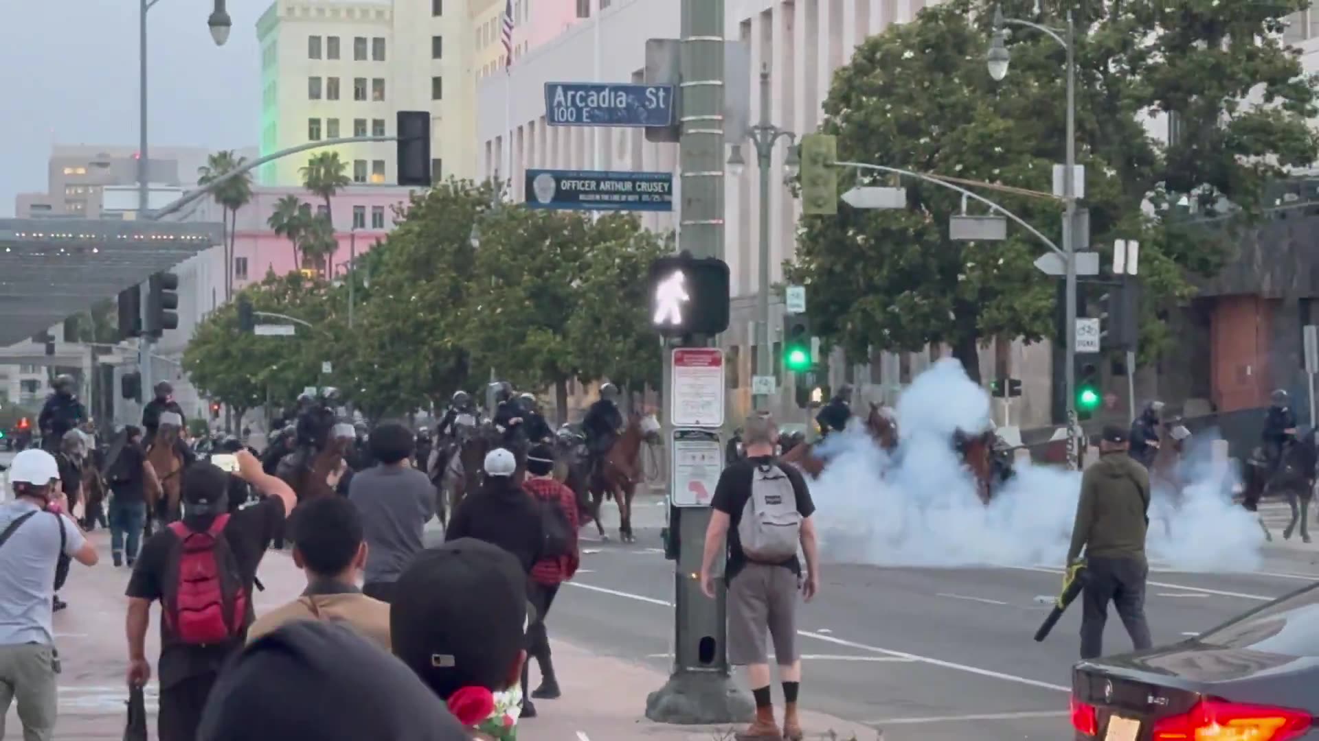 🚨🚨 BREAKING POLICE HORSE BACK UNIT HIT WITH MASS OBJECTS