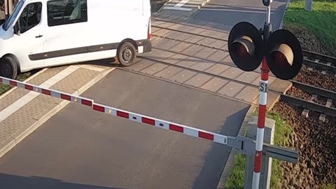 Un tren choca a una furgoneta en un cruce ferroviario