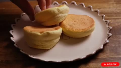 Turn 2 eggs into fluffy Japanese souffle pancakes 🥞😋 !