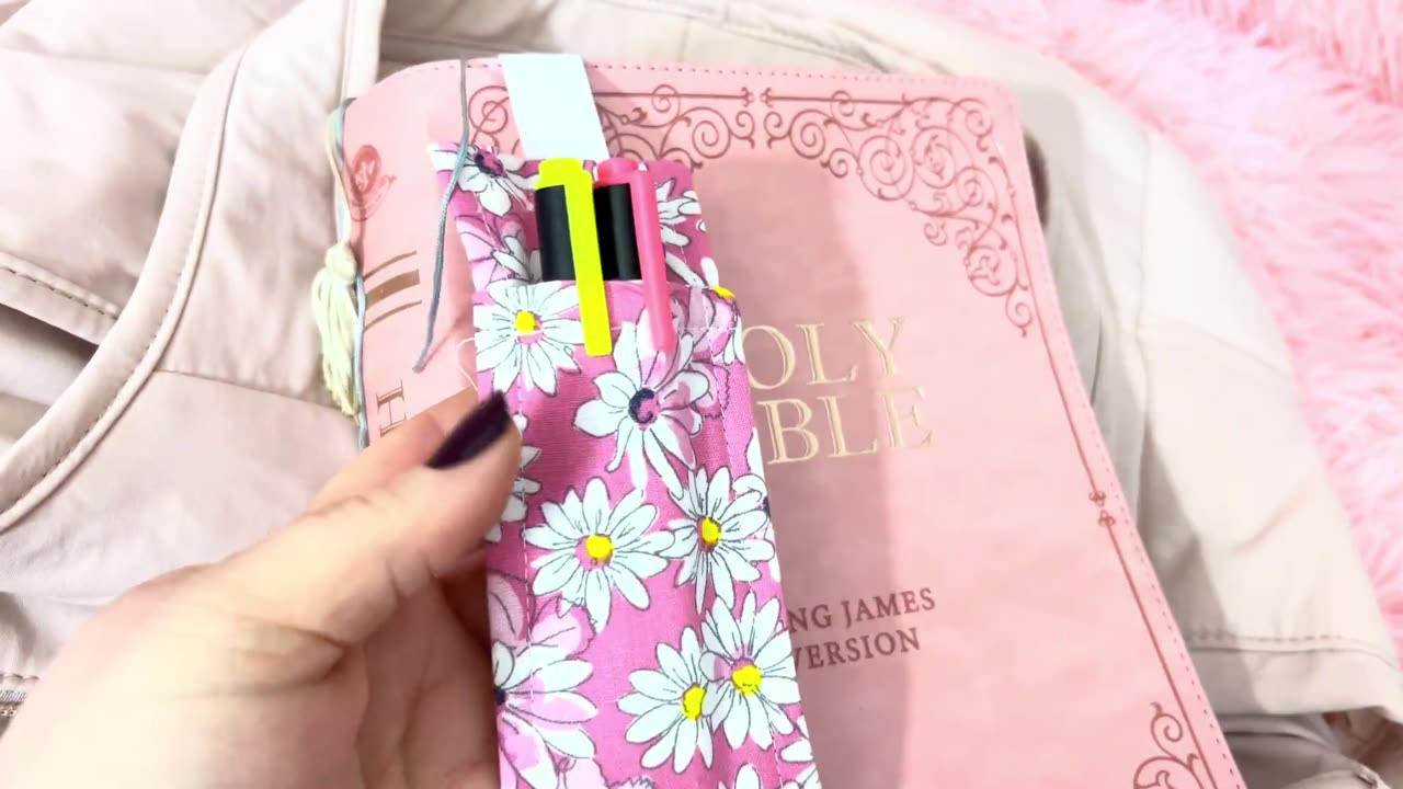 Whats in my Bostanten Puffer Tote Bag I use for Church.