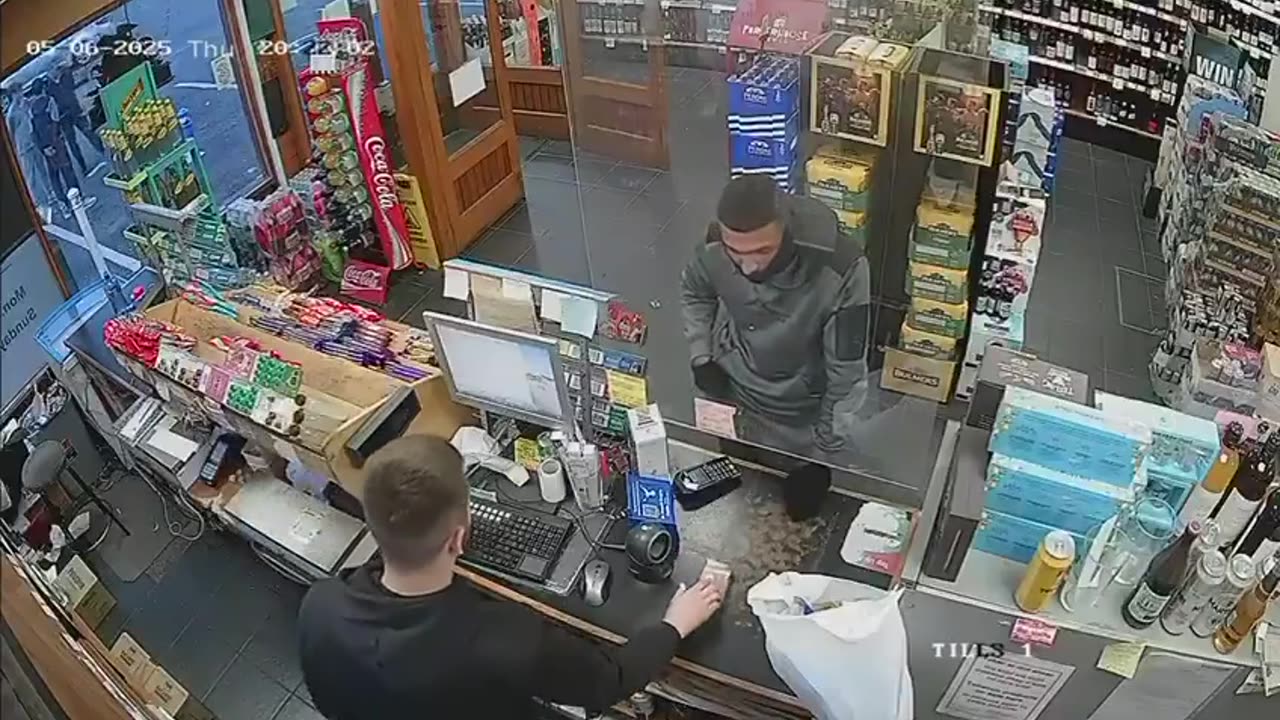 📍Ireland Migrant armed with a large knife robs an off license.