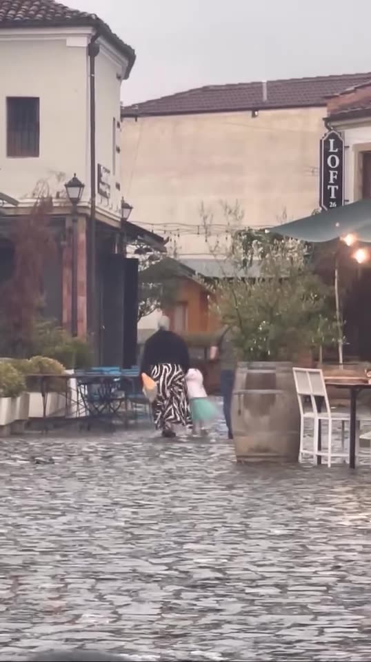 Babai e kap të miturën për flokësh, video bëhet virale në rrjet