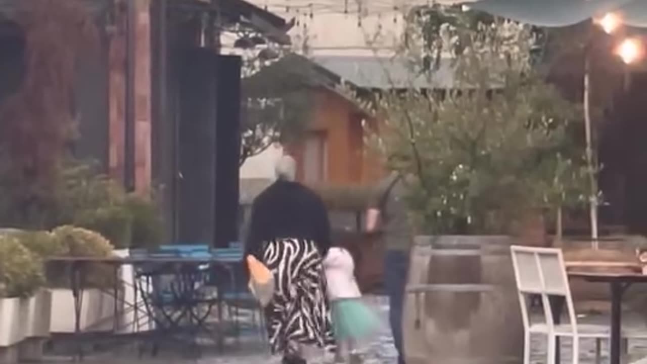 Babai e kap të miturën për flokësh, video bëhet virale në rrjet