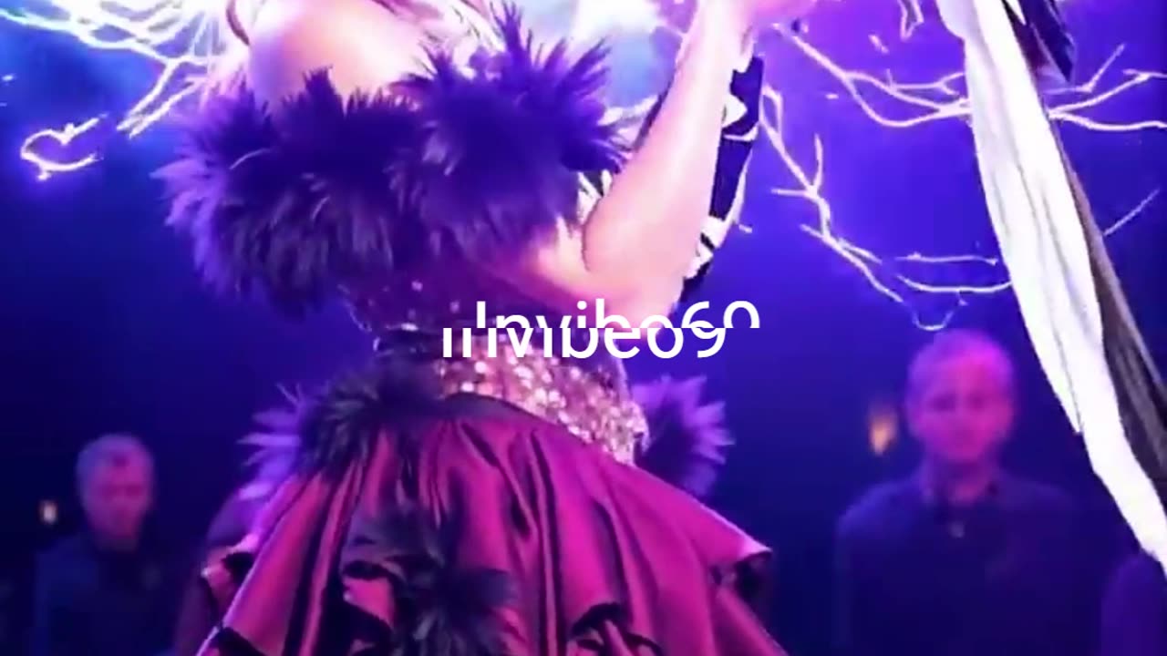 Girl With Giant Birds 🔥🦜