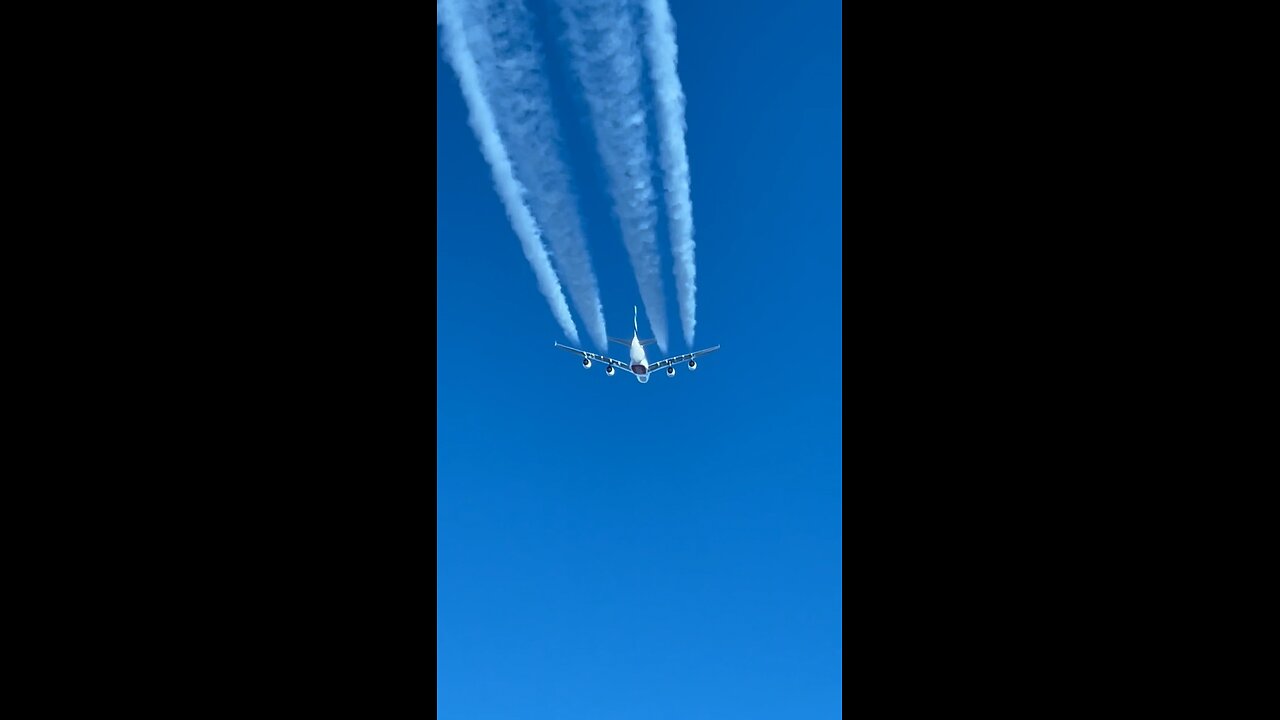 Chemtrails ? Contrails ? Either way, awesome views